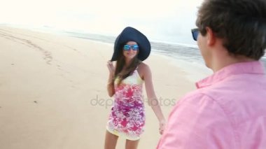 Seven genç Kafkas çift birlikte beach Oahu Hawaii yürüyüş elele