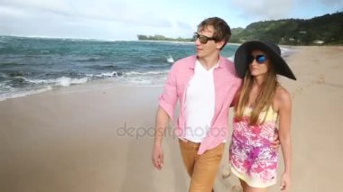 Seven genç Kafkas çift birlikte beach Oahu Hawaii yürüyüş elele