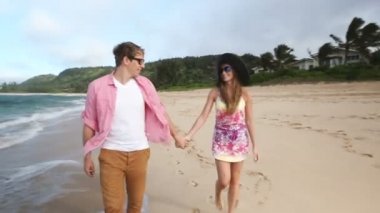 Seven genç Kafkas çift birlikte beach Oahu Hawaii yürüyüş elele