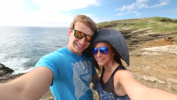 Casal turistas tomando auto retrato com telefone câmera no Havaí, Oahu — Vídeo de Stock