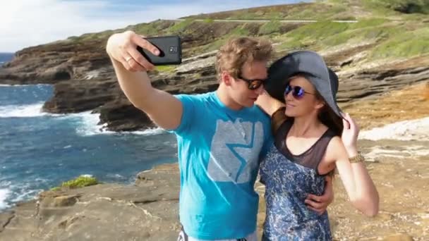 Couple tourists taking self portrait with camera phone on Hawaii, Oahu — Stock Video