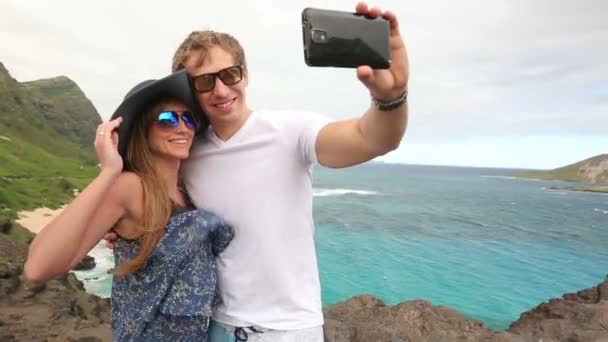 Para turystów biorąc autoportret z telefonu z aparatem na Hawajach, Oahu, Makapuu — Wideo stockowe