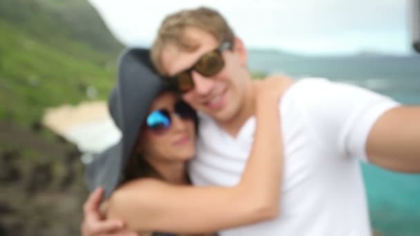 Couple tourists taking self portrait with camera phone on Hawaii, Oahu, Makapuu — Stock Video