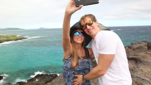 Paar toeristen nemen Zelfportret met cameratelefoon op Hawaii, Oahu, Makapuu — Stockvideo