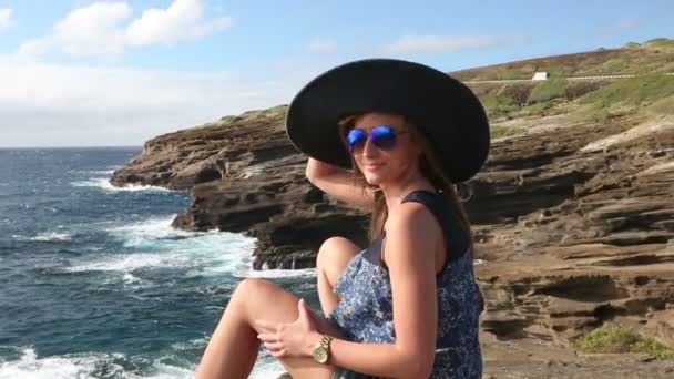 Усміхаючись розмахував hello жінка з руки на Оаху, Гаваї — стокове відео