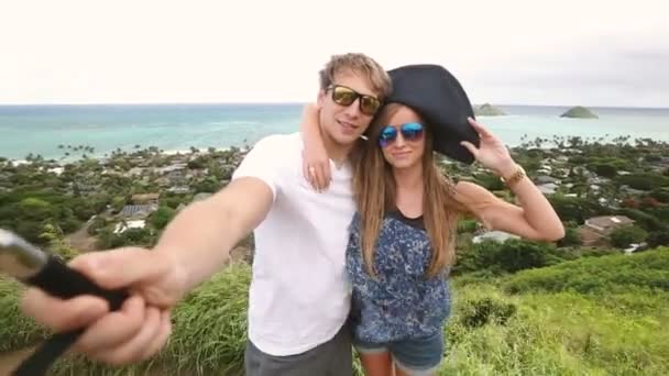 Pareja feliz tomando selfie auto-retrato foto senderismo, Oahu, Hawaii — Vídeo de stock