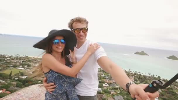 Lyckliga paret tar selfie självporträtt foto Fotvandring, Oahu, Hawaii — Stockvideo