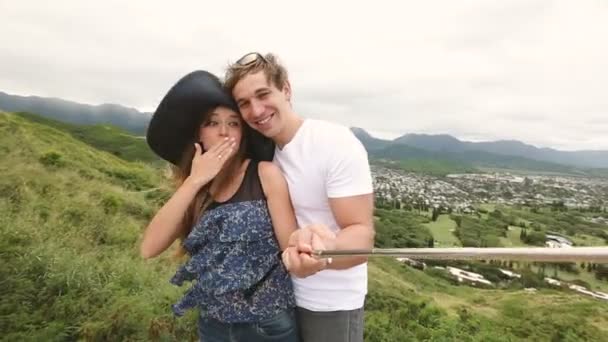 Pareja feliz tomando selfie auto-retrato foto senderismo, Oahu, Hawaii — Vídeo de stock