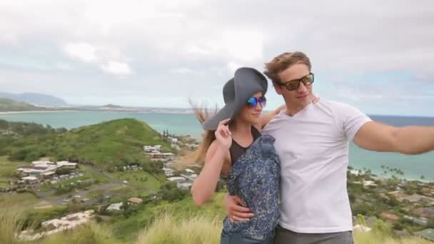 Gelukkige paar nemen selfie zelfportret foto wandelen, Oahu, Hawaii — Stockvideo