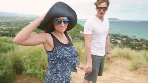 ハワイ ・ オアフ島で手を繋いで歩く若いカップルをハイキング — ストック動画