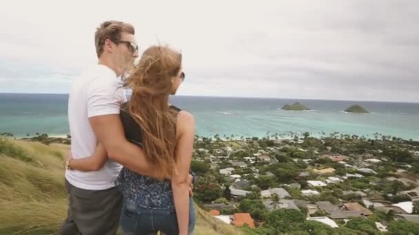 Pareja de turistas de senderismo y disfrutar de la vista en Oahu, Hawaii — Vídeo de stock