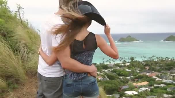 Pareja de turistas de senderismo y disfrutar de la vista en Oahu, Hawaii — Vídeo de stock