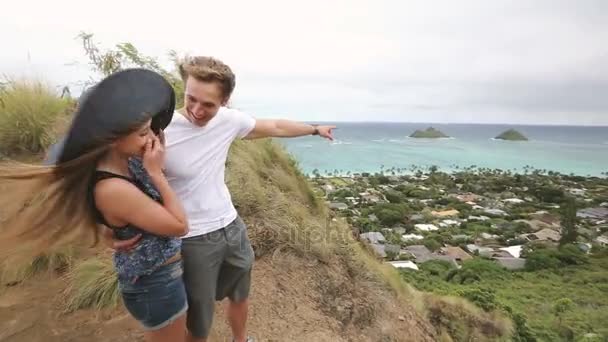Пара туристів походи і насолоджуючись переглянути в Оаху, Гаваї — стокове відео