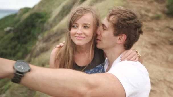 Unga par turister kyssar utomhus, Oahu Hawaii — Stockvideo
