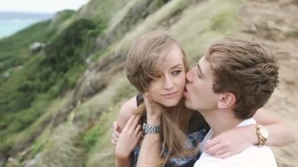 Молодая пара туристов, целующихся на открытом воздухе, Оаху Гавайи — стоковое видео