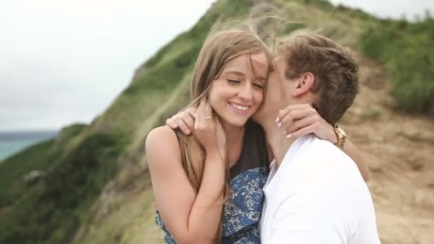 Pareja joven turistas besándose al aire libre, Oahu Hawaii — Vídeo de stock