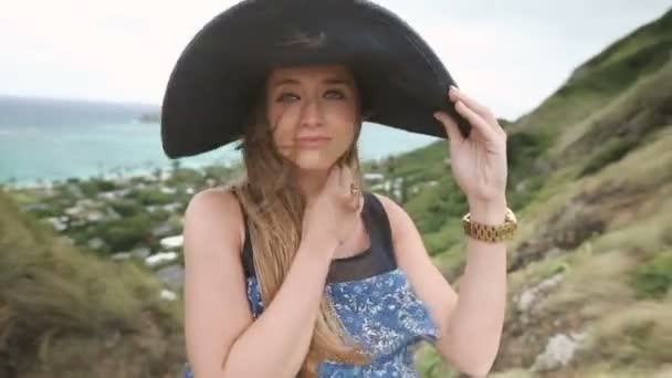 Nahaufnahme Porträt einer schönen jungen Frau mit Hut bei einer Pilgerwanderung auf Hawaii — Stockvideo