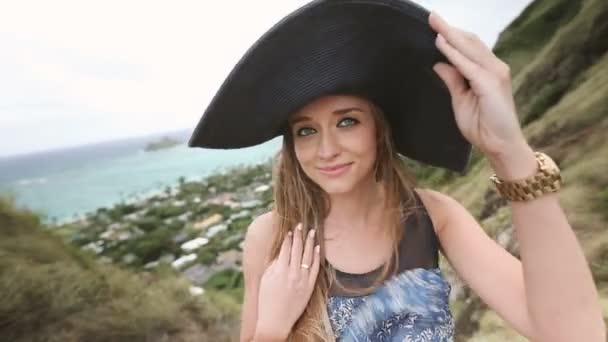 Retrato de cerca de una hermosa joven con sombrero en Pillbox Hike, Hawaii — Vídeos de Stock