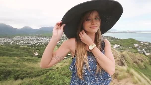 Närbild porträtt av vacker ung kvinna med hatt på pillerask vandra, Hawaii — Stockvideo