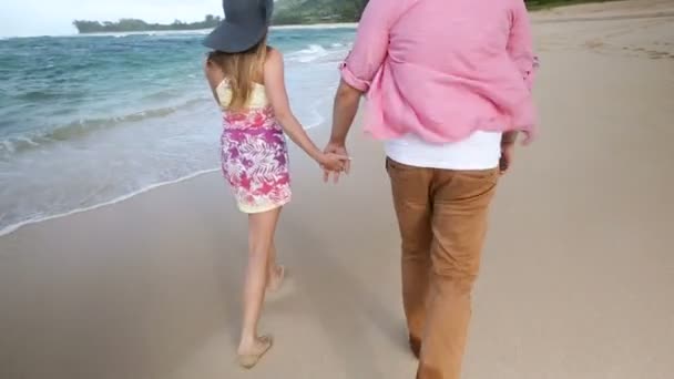 Liefdevolle jonge Kaukasische paar hand in hand lopen samen strand Oahu-Hawaï — Stockvideo