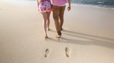 Seven genç Kafkas çift birlikte beach Oahu Hawaii yürüyüş elele