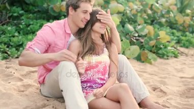 İki aşık, ortağı ile nişan yüzüğü sahilde şaşırtıcı adam