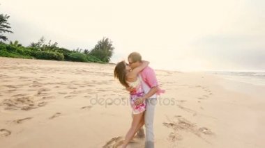 Eğleniyor birlikte sahilde çalışan olmanın çekici sağlıklı Çift