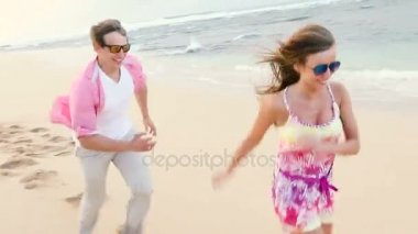 Eğleniyor birlikte sahilde çalışan olmanın çekici sağlıklı Çift