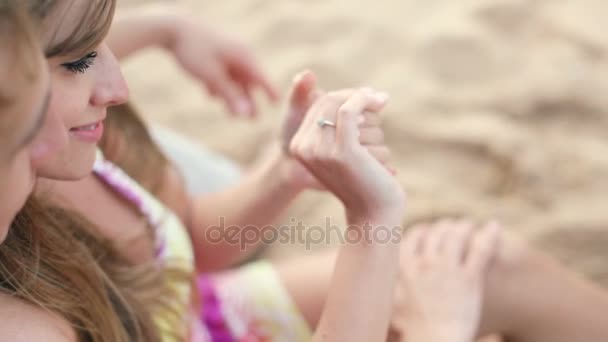 Pareja enamorada, Hombre sorprendiendo a su pareja con anillo de compromiso en la playa — Vídeos de Stock