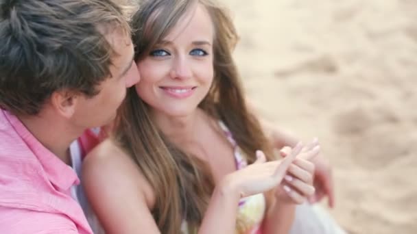 Пара влюбленных, мужчина удивляет своего партнера обручальным кольцом на пляже — стоковое видео