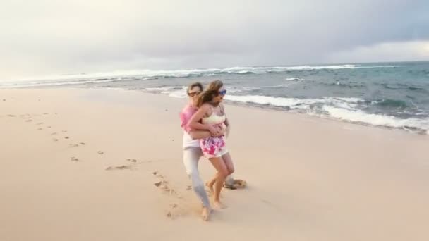 有吸引力的健康夫妇正在一起运行在海滩上玩得很 — 图库视频影像