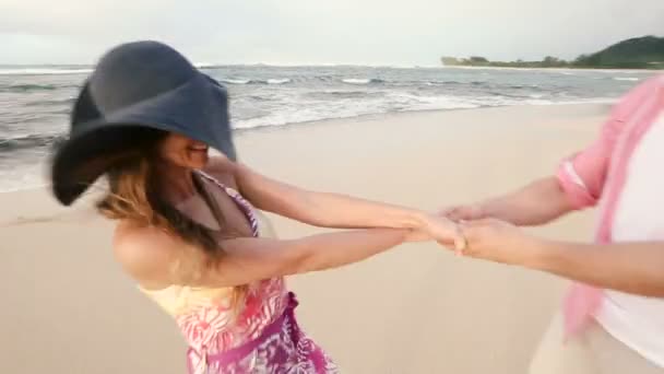 Привлекательная здоровая пара, развлекающаяся вместе, бегая по пляжу — стоковое видео