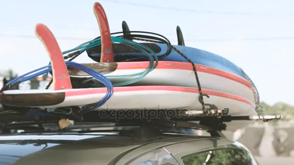 Surfboards on a car rooftop Oahu Hawaii — Stock Video