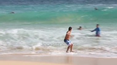 Sandy Beach Oahu Hawaii deki skimboarding
