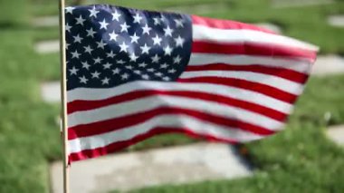 Askeri Memorial mezarlığında Amerikan bayrağı