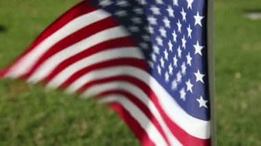 Askeri Memorial mezarlığında Amerikan bayrağı