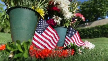 Askeri Memorial mezarlığında Amerikan bayrağı