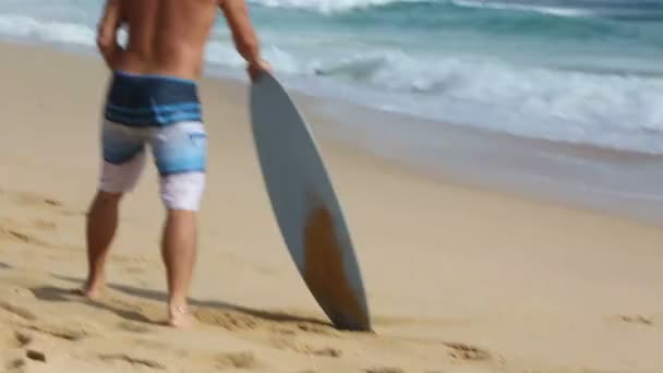 オアフ島ハワイの砂浜ビーチでスキムボード — ストック動画