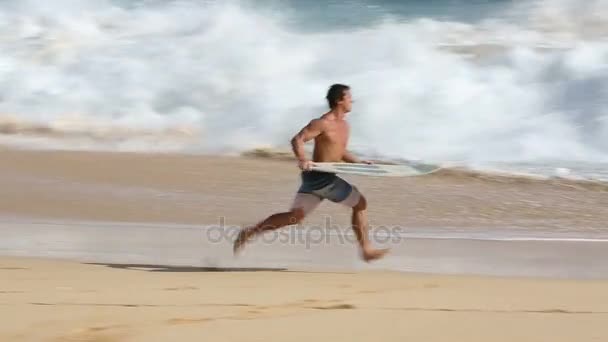 Skimboarding a Sandy Beach a Oahu Hawaii — Video Stock