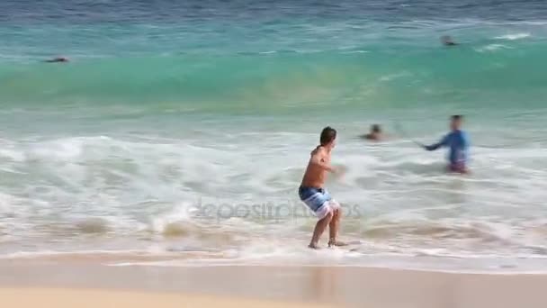 Скимбординг на песчаном пляже на острове Оаху Гавайи — стоковое видео