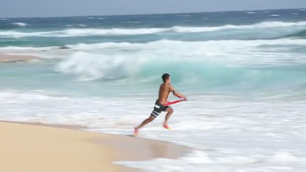 Sandy Beach Oahu Hawaii deki yatılı boogie — Stok video