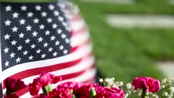 Bandera americana en el Cementerio Militar Memorial — Vídeo de stock