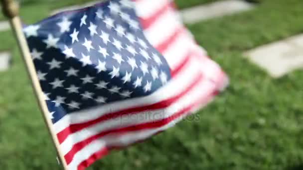 Американский флаг на военном мемориальном кладбище — стоковое видео