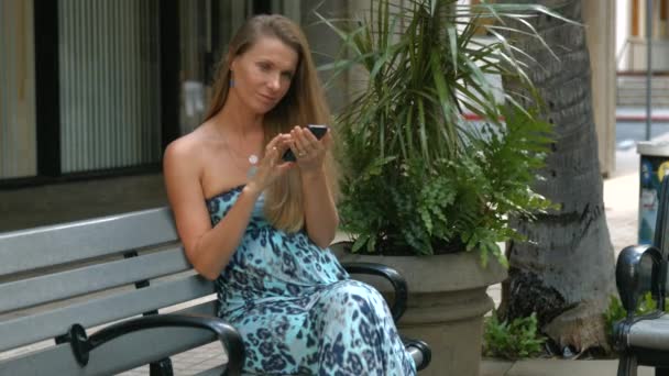 4k, Young Caucasian Woman Texting Cell Phone In City — Stock Video