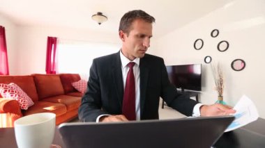 Beyaz işadamı çalışma dizüstü bilgisayar evde hakkında