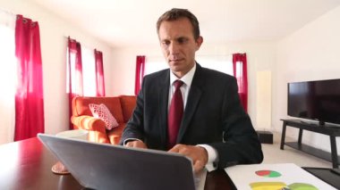Beyaz işadamı çalışma dizüstü bilgisayar evde hakkında