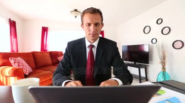 Beyaz işadamı çalışma dizüstü bilgisayar evde hakkında