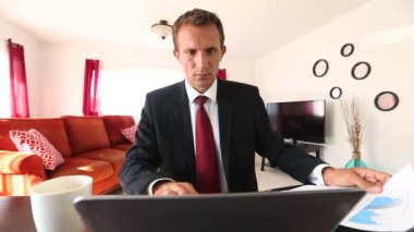Beyaz işadamı çalışma dizüstü bilgisayar evde hakkında