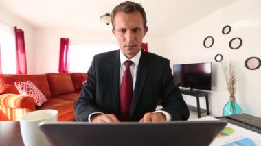 Beyaz işadamı çalışma dizüstü bilgisayar evde hakkında