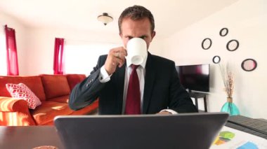 Beyaz işadamı çalışma dizüstü bilgisayar evde hakkında